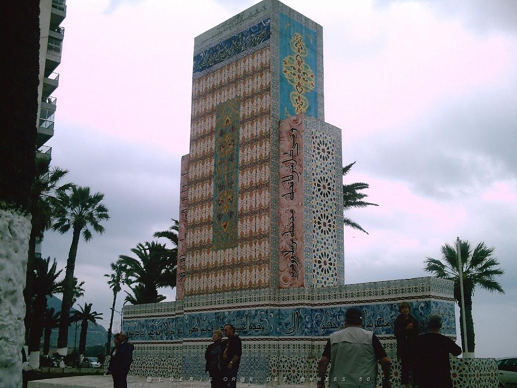 ORAN 04 2007 05 RESTE DU SOCLE DE L ANCIEN MONUMENT AUX MORTS.JPG